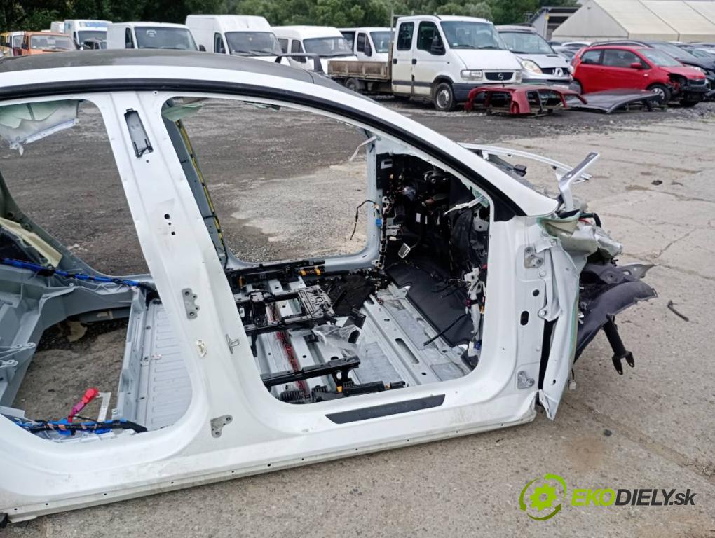 TESLA MODEL Y SUV 2024 220 kW EV karoséria ČTVRŤÁK: Blatník prah strecha PODŁUŻNICA