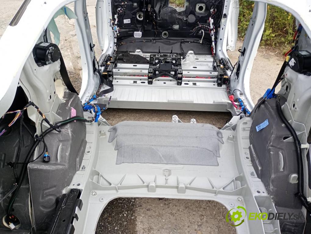 TESLA MODEL Y SUV 2024 220 kW EV  KAROSERIA ČTVRŤÁK blatník práh střecha PODŁUŻNICA
