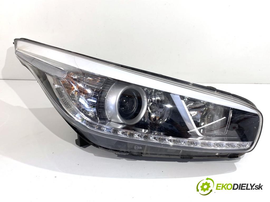 KIA CEED liftback 2013 81 kW 1.6 CRDi 110 1582 světlomet pravý přední část 92102-A2350