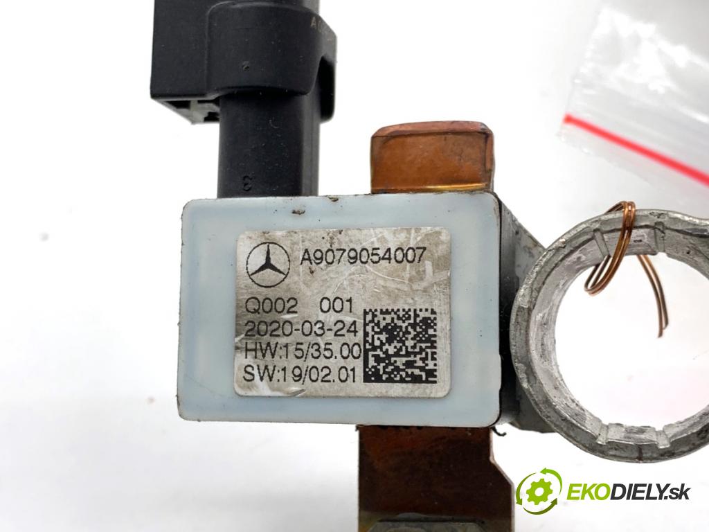 MERCEDES-BENZ SPRINTER 3,5-t Tourer Bus Autobus 2020 140 kW 319 CDI (907.733, 907.735) 2987 svorka MINUS A9079054007