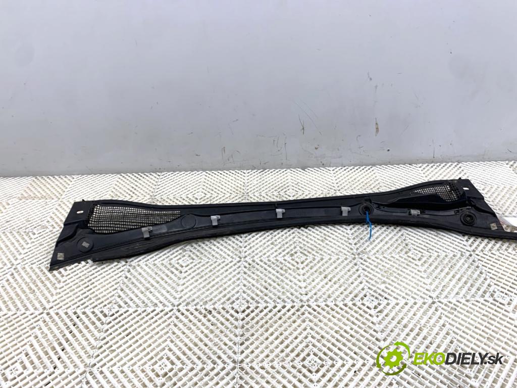 RENAULT CLIO IV liftback 2013 54 kW 1.2 16V 1149 torpédo plast pod čelní okno 668115228R (Plast pod čelním sklem)