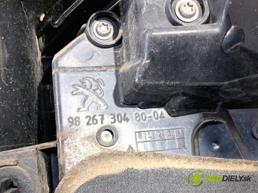 PEUGEOT 2008 I SUV 2018 60 kW 1.2 VTi 1199 světlo levý zadní část 9826730480