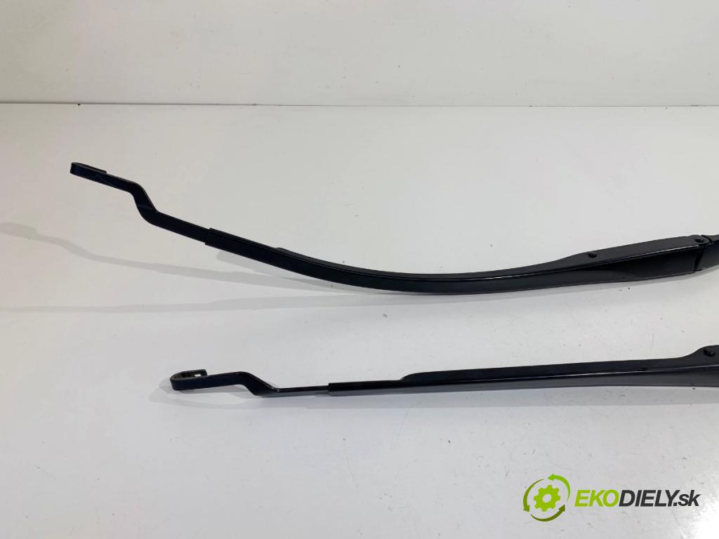 HYUNDAI i30 liftback 2020 74 kW 1.4 MPI 1368 Rameno stierače predný