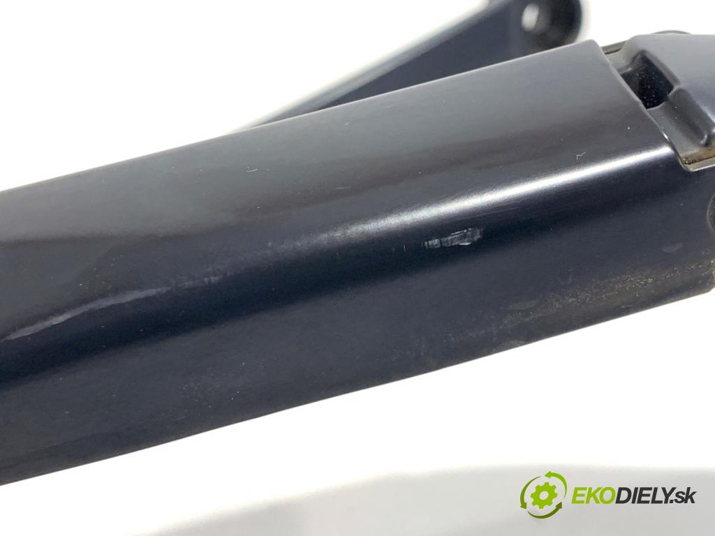 HYUNDAI i30 liftback 2020 74 kW 1.4 MPI 1368 Rameno stierače predný