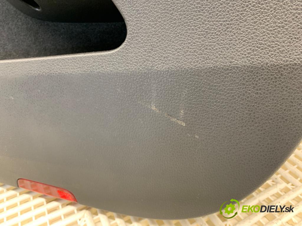 VW GOLF VII Kombi 2015 77 kW 1.6 TDI 1598 čalúnenie Dvere pravy predný