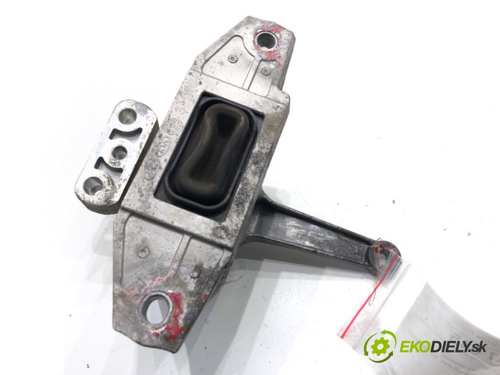 HYUNDAI i30 liftback 2020 74 kW 1.4 MPI 1368 AirBag motora pravý 21810-J7000