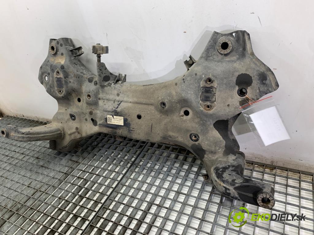 HYUNDAI i30 liftback 2020 74 kW 1.4 MPI 1368 výztuha pod motor 62401-G4AA0 (Přední výztuha)