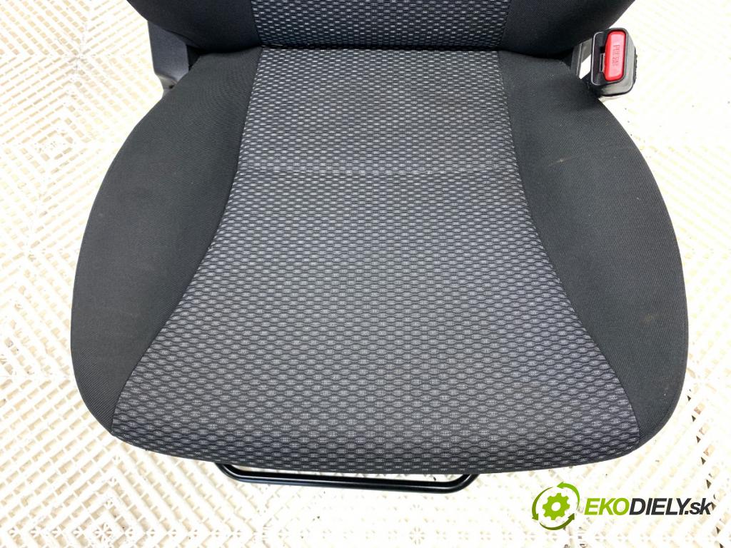 SUZUKI VITARA SUV 2021 95 kW 1.4 Hybrid (Mild Hybrid) 1373 Sedadlo pravy predný