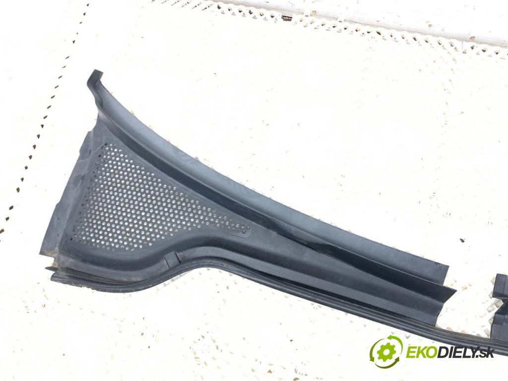 VW GOLF VII Kombi 2015 77 kW 1.6 TDI 1598 torpédo plast pod čelní okno  (Plast pod čelním sklem)
