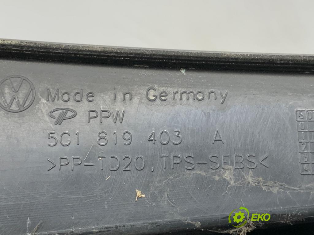 VW GOLF VII Kombi 2015 77 kW 1.6 TDI 1598 torpédo plast pod čelní okno  (Plast pod čelním sklem)
