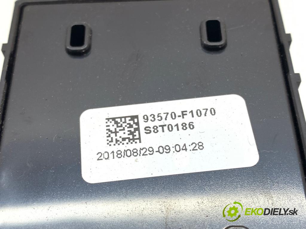 KIA SPORTAGE IV SUV 2018 136 kW 2.0 CRDi 1995 přepínač oken 93570-F1070 (Páčky pod volantem)