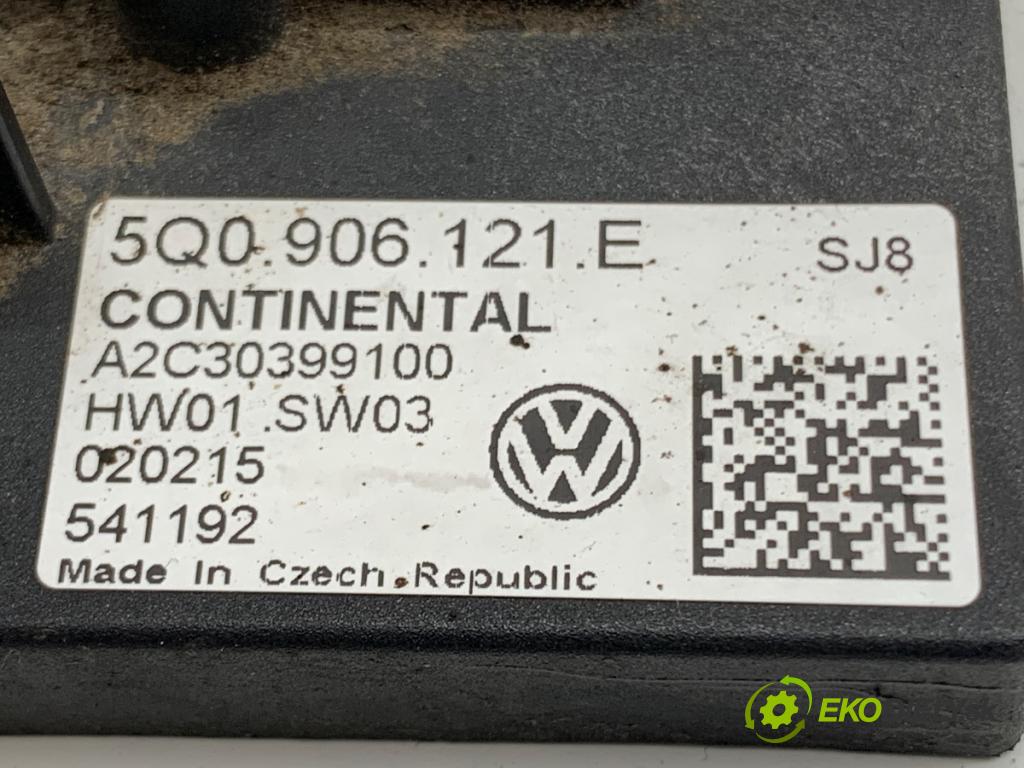 VW GOLF VII Kombi 2015 77 kW 1.6 TDI 1598 modul pumpy paliva 5Q0906121E