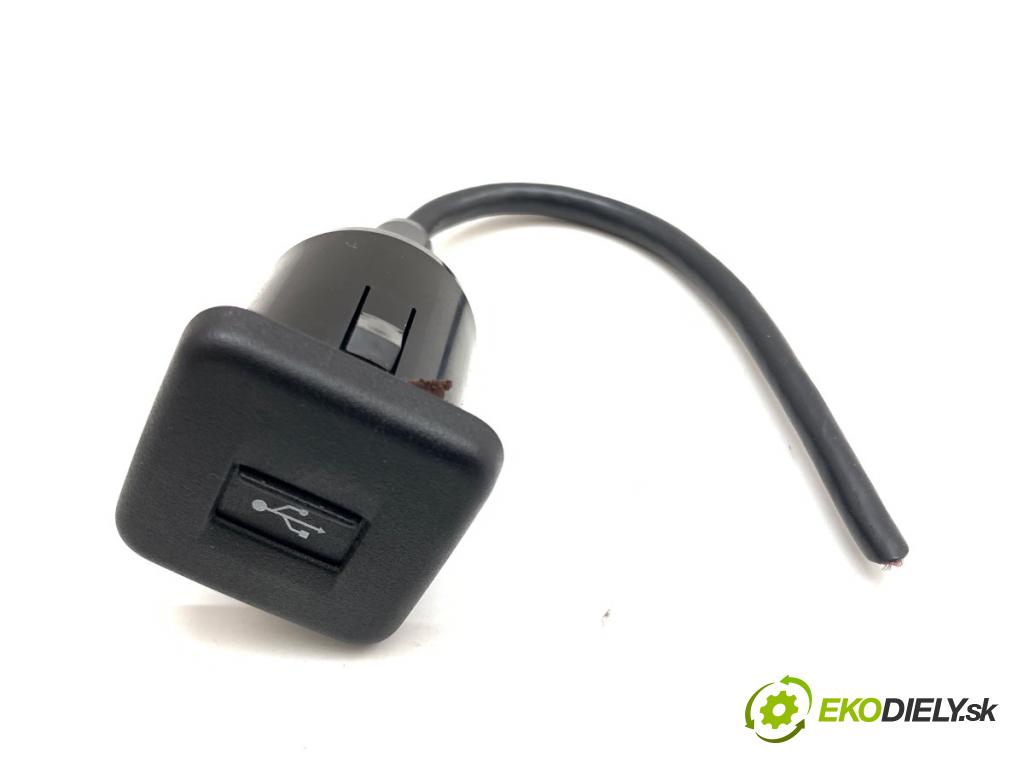 SUZUKI VITARA SUV 2021 95 kW 1.4 Hybrid (Mild Hybrid) 1373 HNÍZDO: USB 