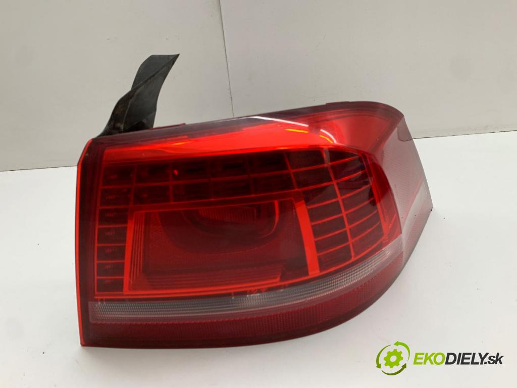 VW PASSAT B7 sedan 2013 103 kW 2.0 TDI 1968 světlo pravý zadní část 