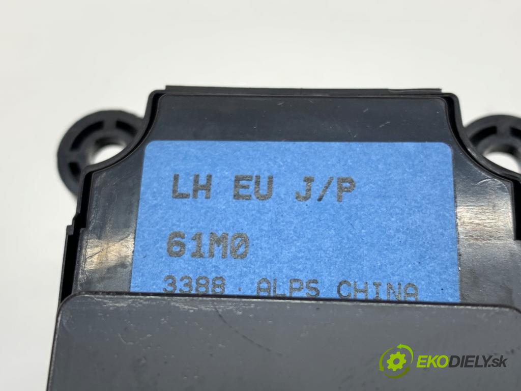 SUZUKI SX4 liftback 2019 103 kW 1.4 T (AKK 414) 1373 Prepínač okien  (Prepínacie páčky pod volantom)