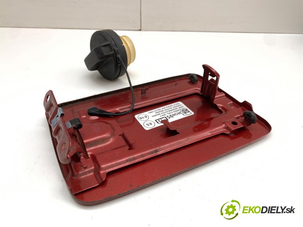 SUZUKI SX4 liftback 2019 103 kW 1.4 T (AKK 414) 1373 dvířka nádrže paliva  (Klika dveří ostatní)