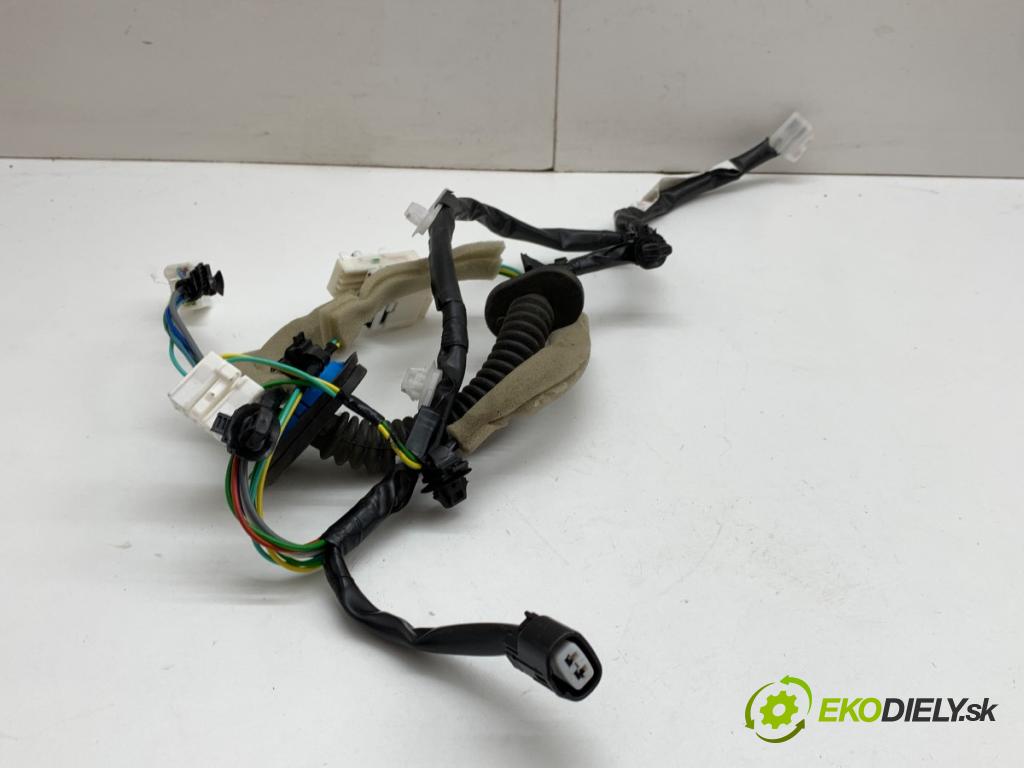 SUZUKI SX4 liftback 2019 103 kW 1.4 T (AKK 414) 1373 káblovačka dveře zadní část pravý 36751-61M00