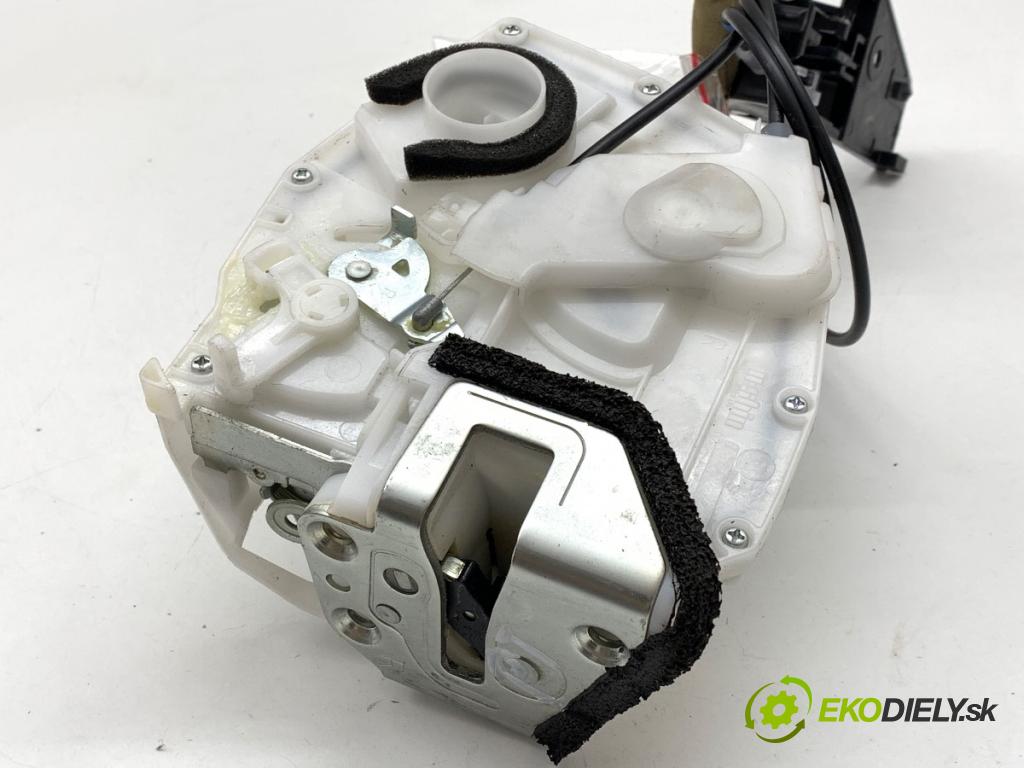 SUZUKI SX4 liftback 2019 103 kW 1.4 T (AKK 414) 1373 zámok dveře pravý zadní část klika vnitřní 82301-61MA2