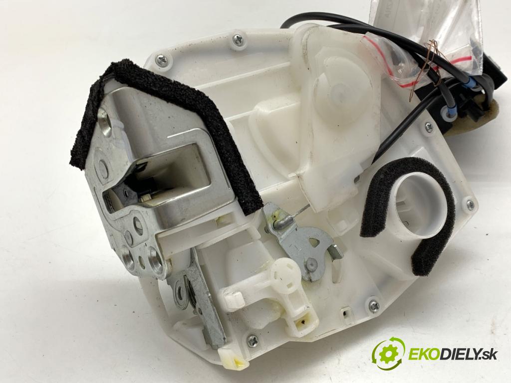 SUZUKI SX4 liftback 2019 103 kW 1.4 T (AKK 414) 1373 zámok dveře levý zadní část klika vnitřní 82302-61MA2