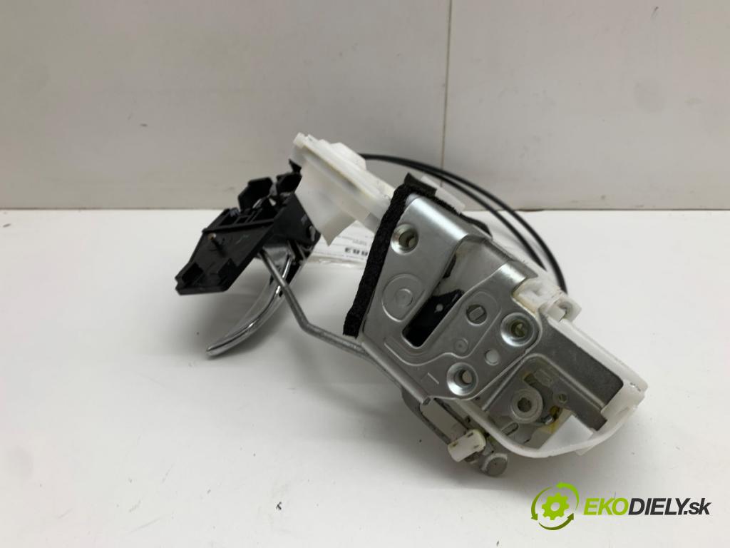 SUZUKI SX4 liftback 2019 103 kW 1.4 T (AKK 414) 1373 zámok dveře levý přední část klika vnitřní 82202-61MA2