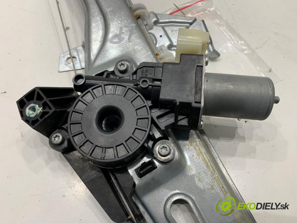 SUZUKI SX4 liftback 2019 103 kW 1.4 T (AKK 414) 1373 mechanismus okna levý přední část 83460-61M10