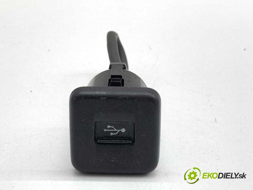 SUZUKI SX4 liftback 2019 103 kW 1.4 T (AKK 414) 1373 HNÍZDO: USB 