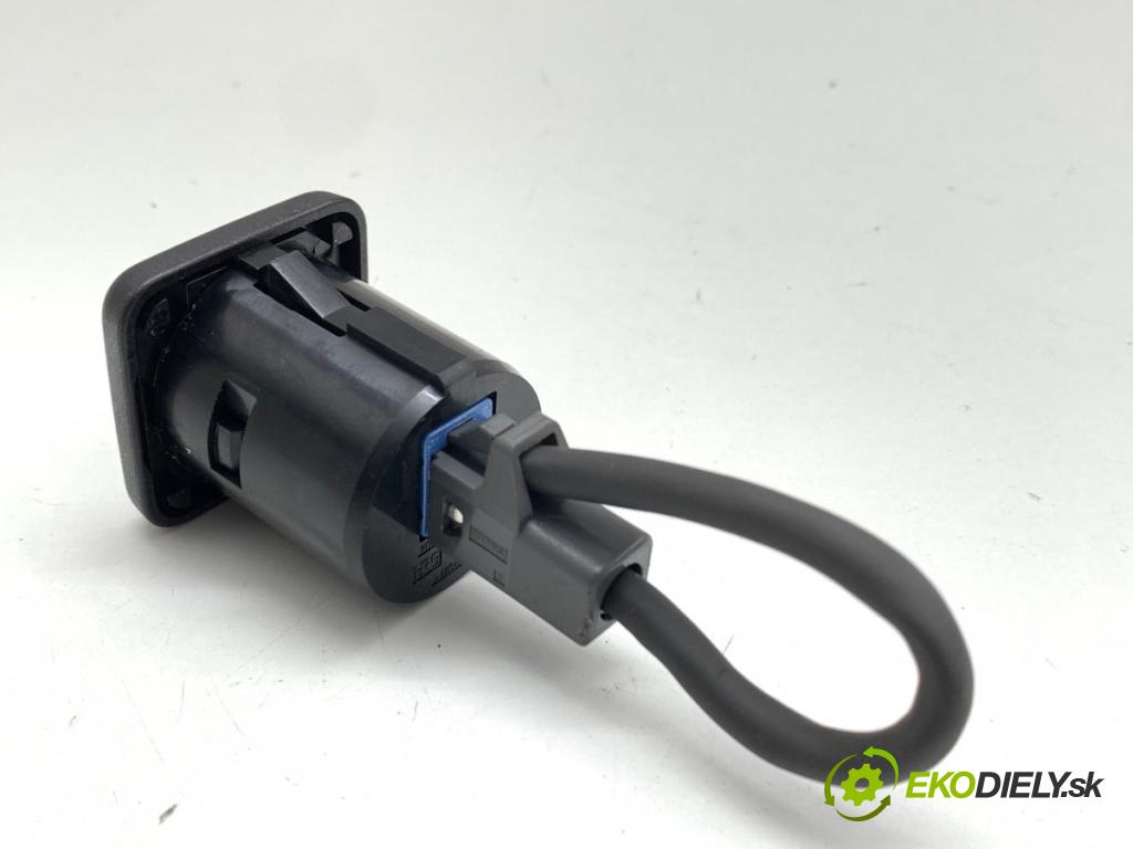SUZUKI SX4 liftback 2019 103 kW 1.4 T (AKK 414) 1373 HNÍZDO: USB