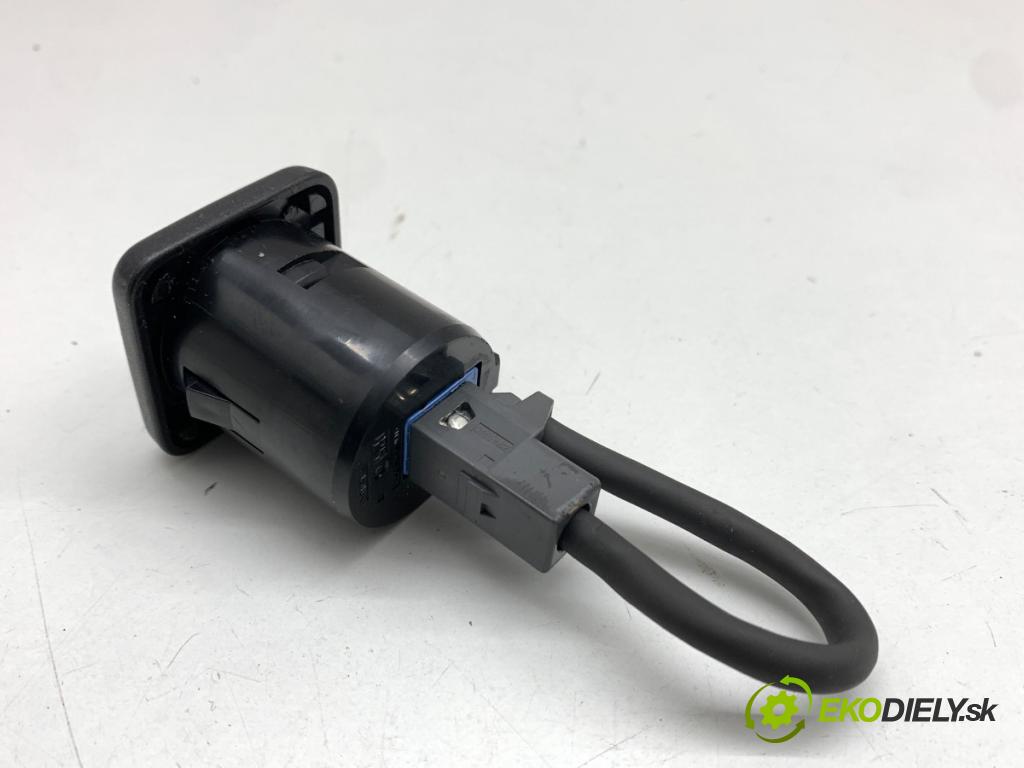 SUZUKI SX4 liftback 2019 103 kW 1.4 T (AKK 414) 1373 HNÍZDO: USB