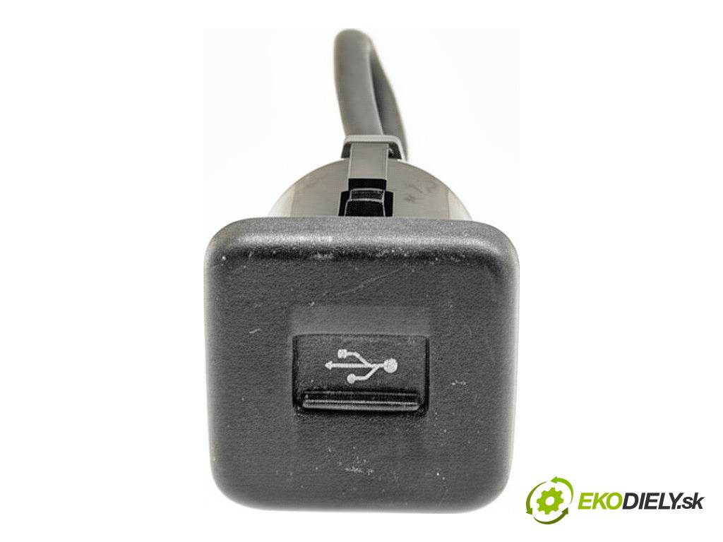 SUZUKI SX4 liftback 2019 103 kW 1.4 T (AKK 414) 1373 HNÍZDO: USB