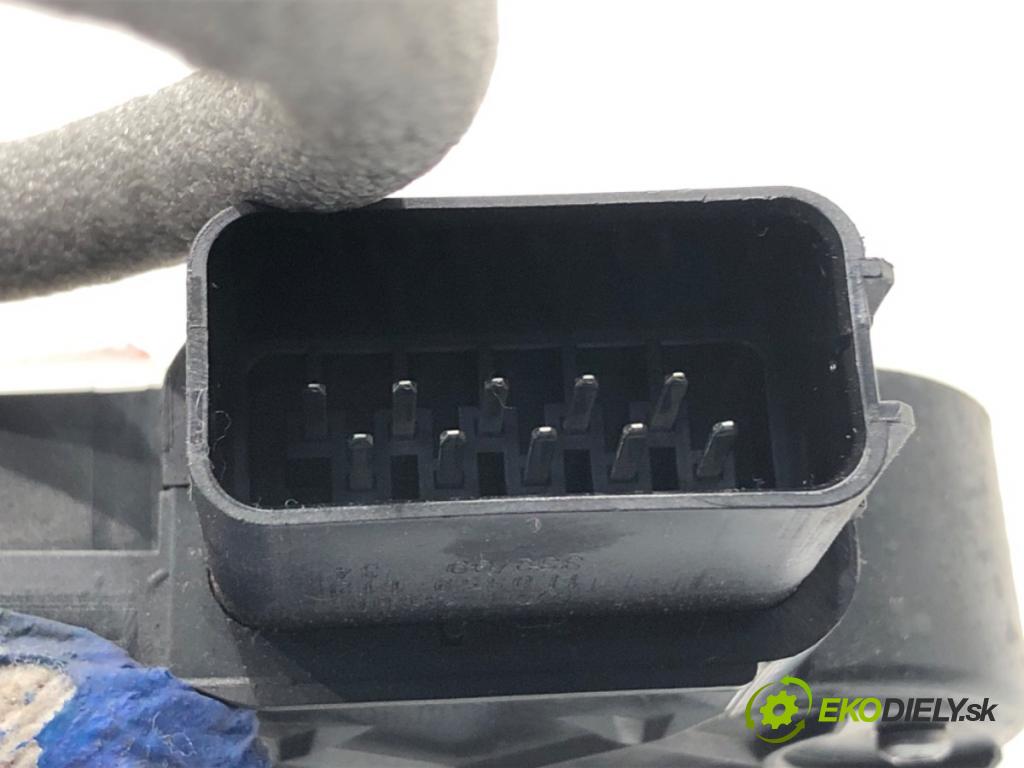 VOLVO V70 III Kombi 2010 170 kW 2.5 T 2521 zámok Dvere pravy predný 31253674