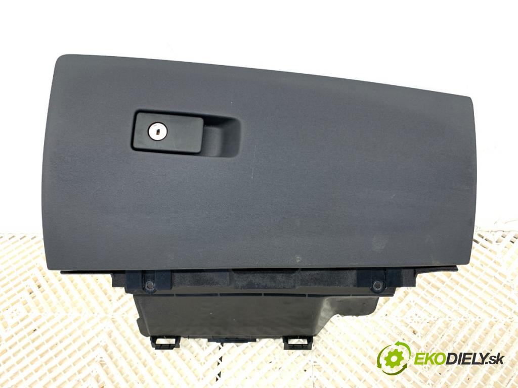 VOLVO V70 III Kombi 2010 170 kW 2.5 T 2521 Priehradka, kastlík spolujazdca 30676278 (Priehradka (kastlík))