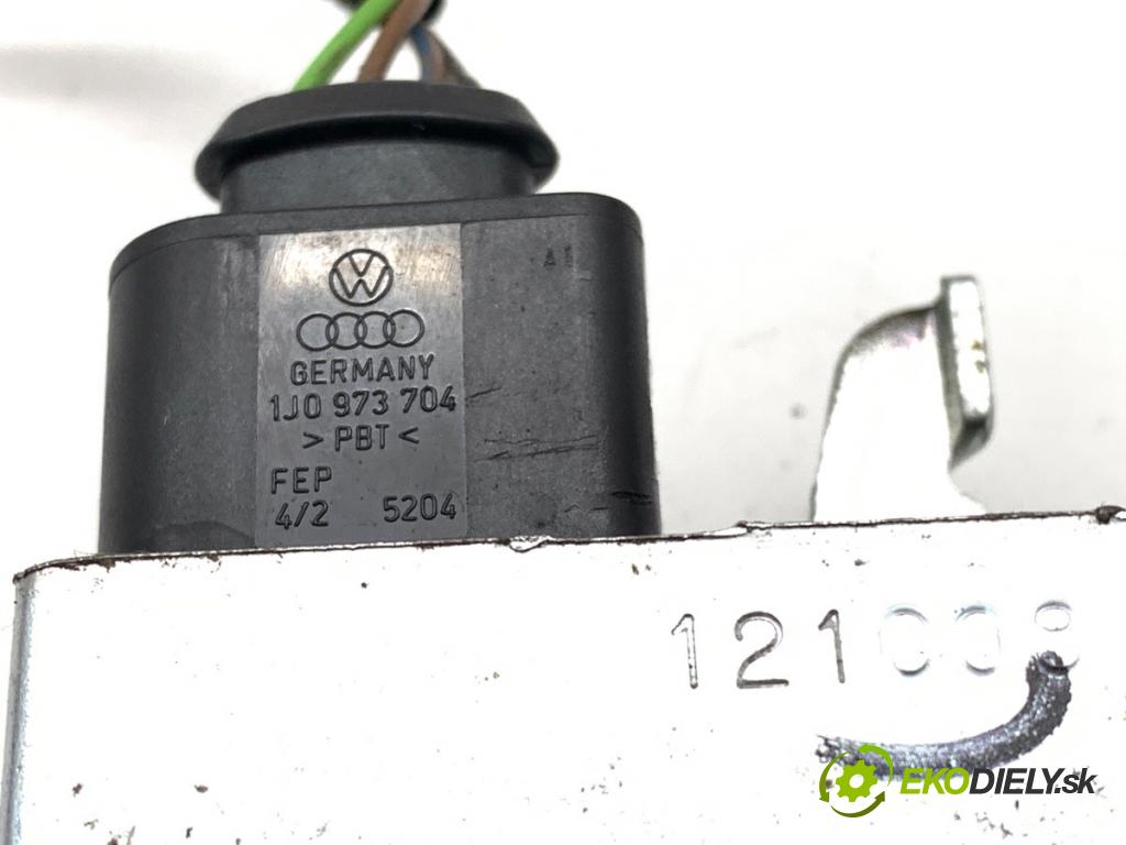 SEAT IBIZA IV liftback 2009 51 kW 1.2 1198 zámok dveří zadní část