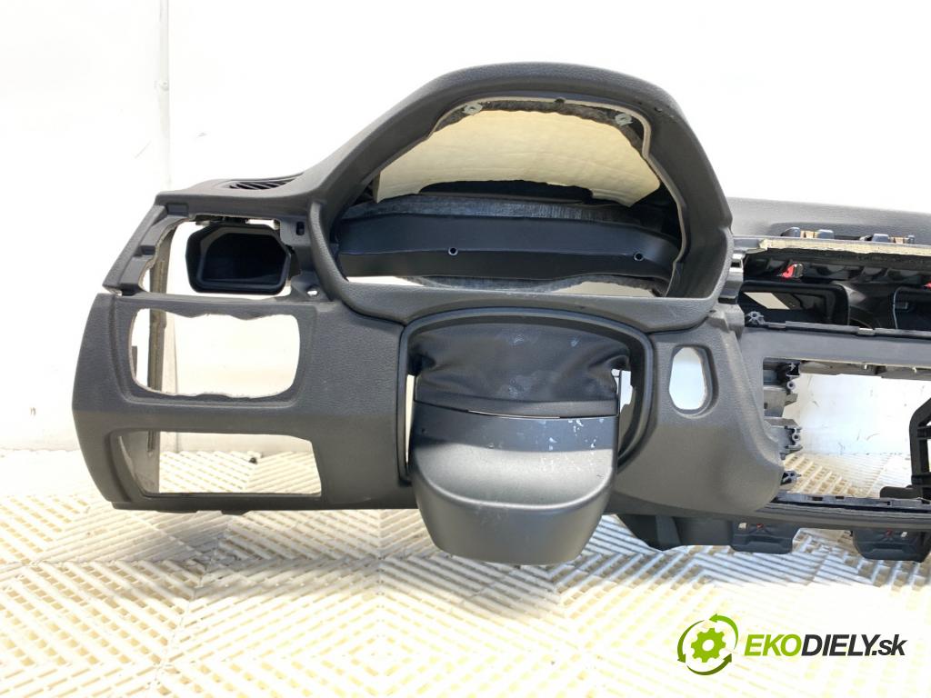 BMW F30 sedan 2014 155 kW 325 d 1995 palubní doska POLŠTÁŘ: