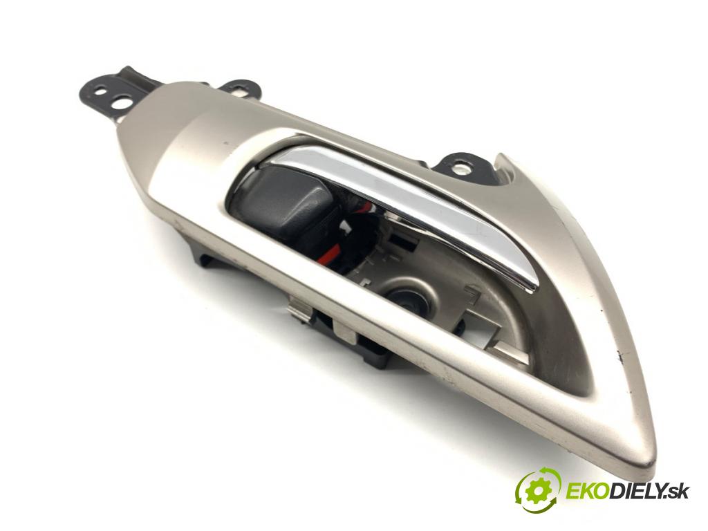 LEXUS CT liftback 2020 100 kW 200h (ZWA10_) 1798 klika vnitřní pravý zadní část