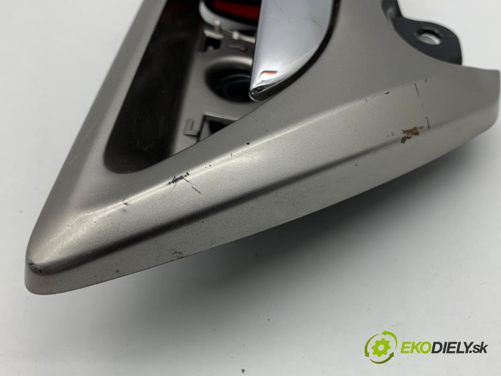 LEXUS CT liftback 2020 100 kW 200h (ZWA10_) 1798 klika vnitřní pravý zadní část