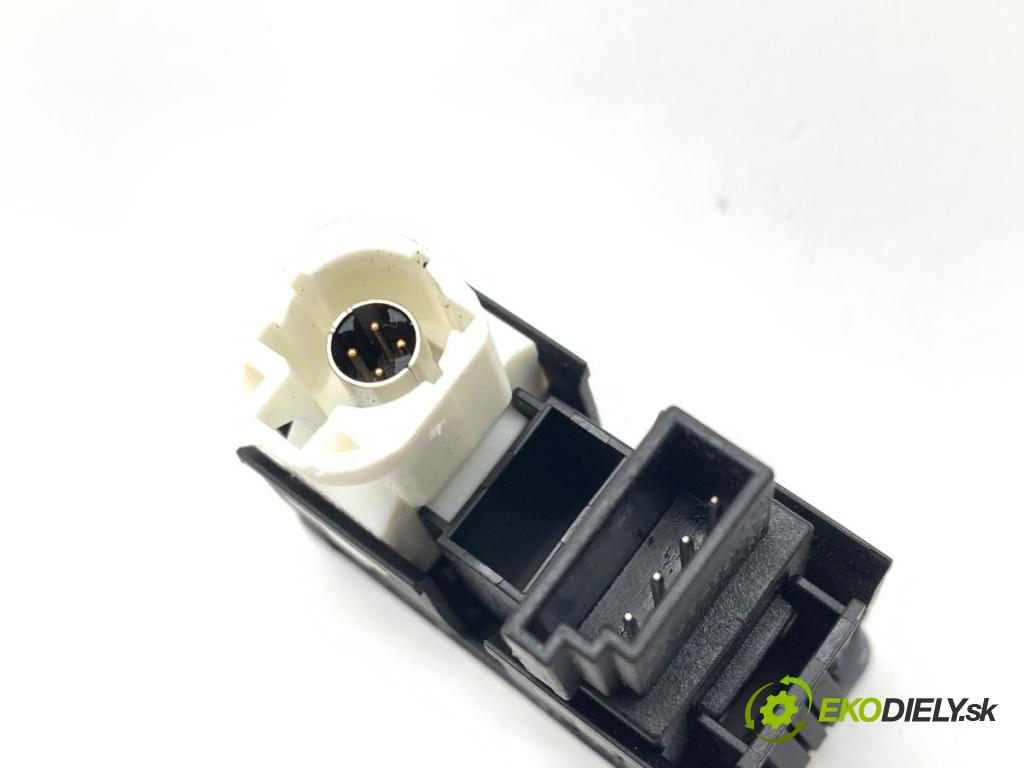BMW F30 sedan 2014 155 kW 325 d 1995 HNÍZDO: USB 9229246