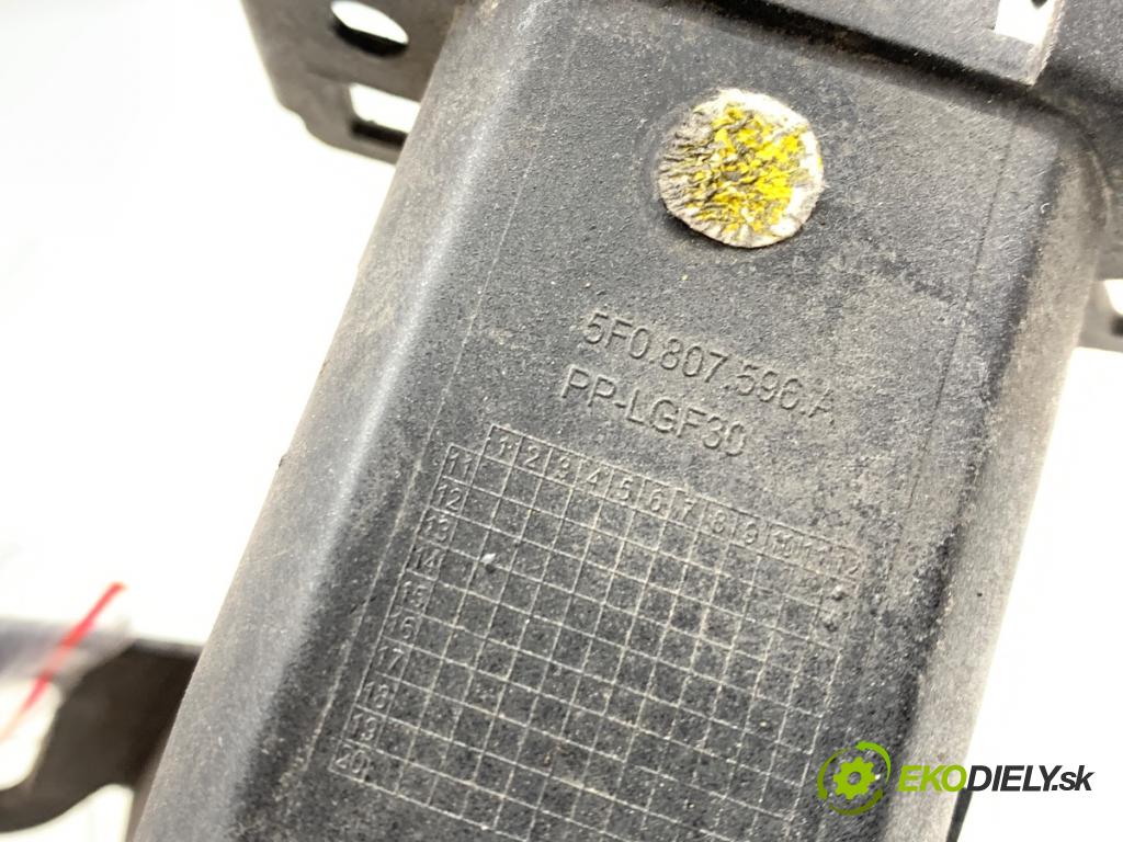 SEAT LEON III Kombi 2015 110 kW 2.0 TDI 1968 ostřikovače světla pravý přední část 5F0807596A