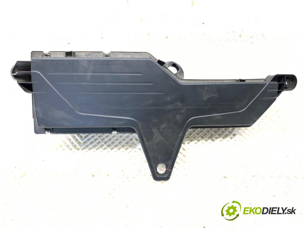 BMW F30 sedan 2014 155 kW 325 d 1995 Obal filtra vzduchu 8511655 (Obal vzduchového filtra)