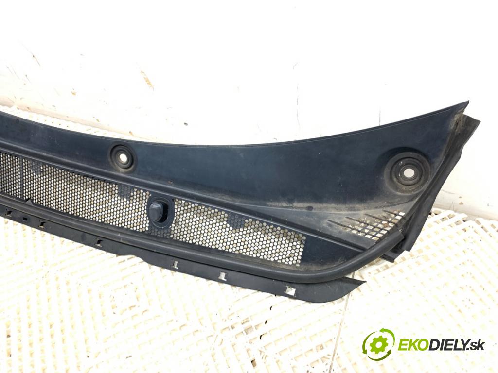 PEUGEOT 308 SW II Kombi 2014 88 kW 1.6 BlueHDi 120 1560 torpédo plast pod čelní okno 98008282XT (Plast pod čelním sklem)