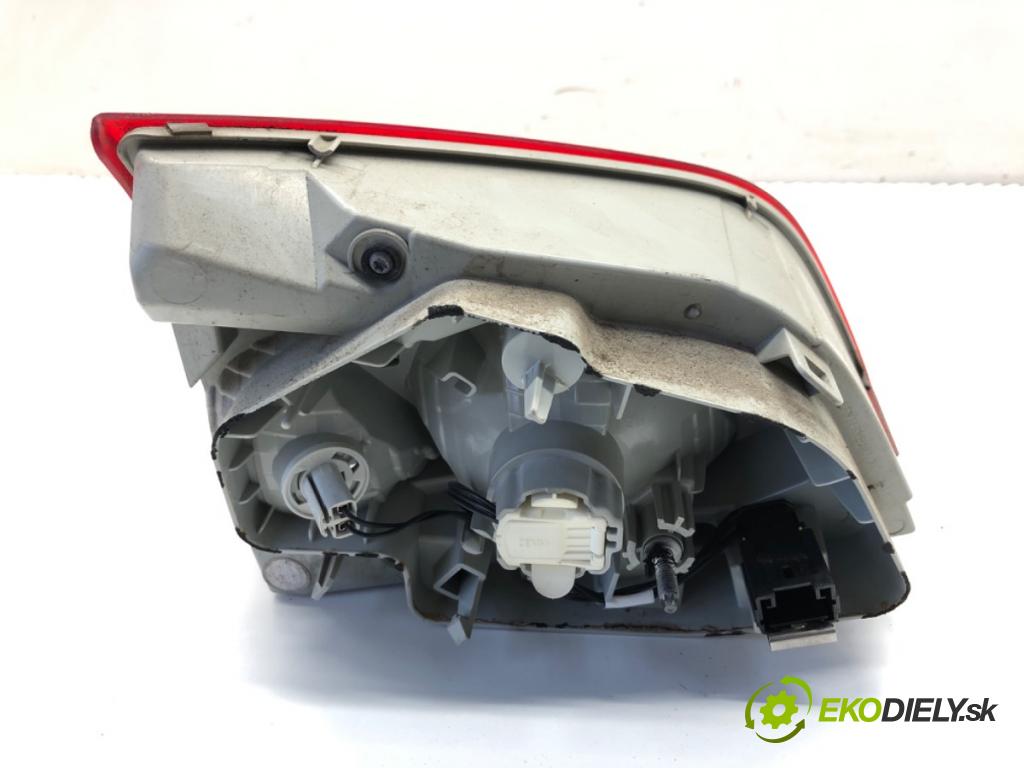 PEUGEOT 308 SW II Kombi 2014 88 kW 1.6 BlueHDi 120 1560 Svetlo pravy zad vnútorná