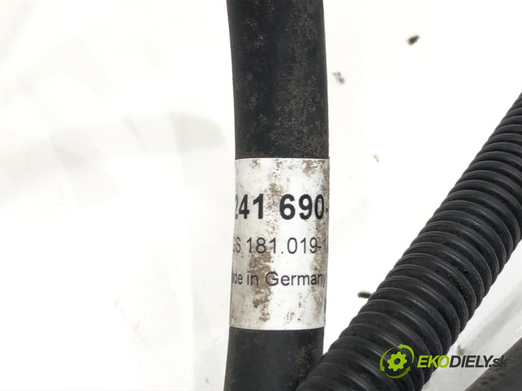 BMW F30 sedan 2014 155 kW 325 d 1995 trubka ostřikovačů světel XENON 7241690