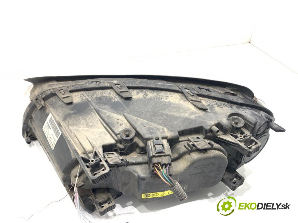 VOLVO V70 III Kombi 2010 170 kW 2.5 T 2521 světlomet pravý přední část 31214348