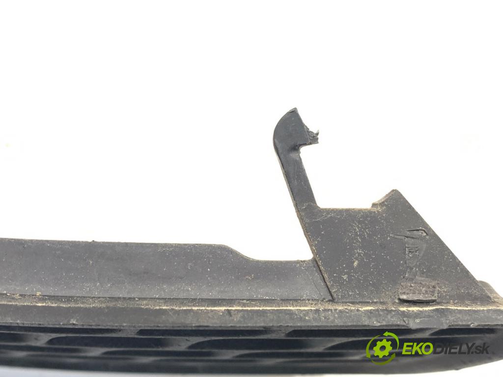 VOLVO V70 III Kombi 2010 170 kW 2.5 T 2521 Mriežky nárazníka ľavy predný 30678639