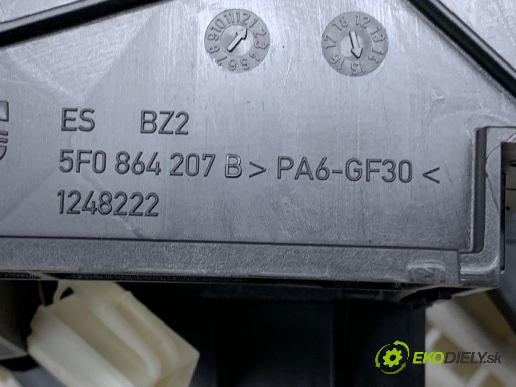 SEAT LEON III Kombi 2015 110 kW 2.0 TDI 1968 loketní opěrka 5F0864207B (Loketní opěrka)
