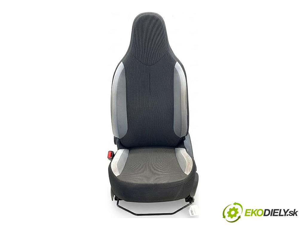 TOYOTA AYGO II liftback 2014 51 kW 1.0 (KGB40) 998 Sedadlo ľavy predný
