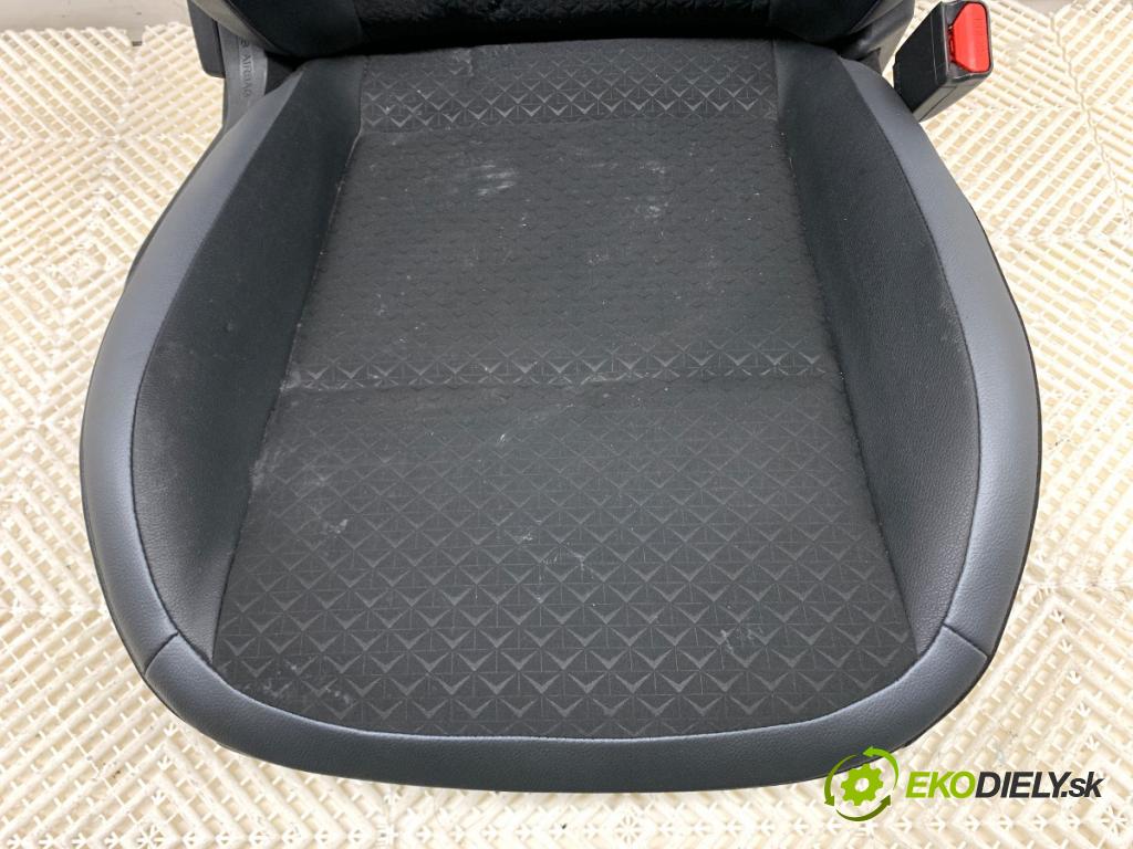 NISSAN JUKE SUV 2023 84 kW 1.0 999 Sedadlo pravy predný