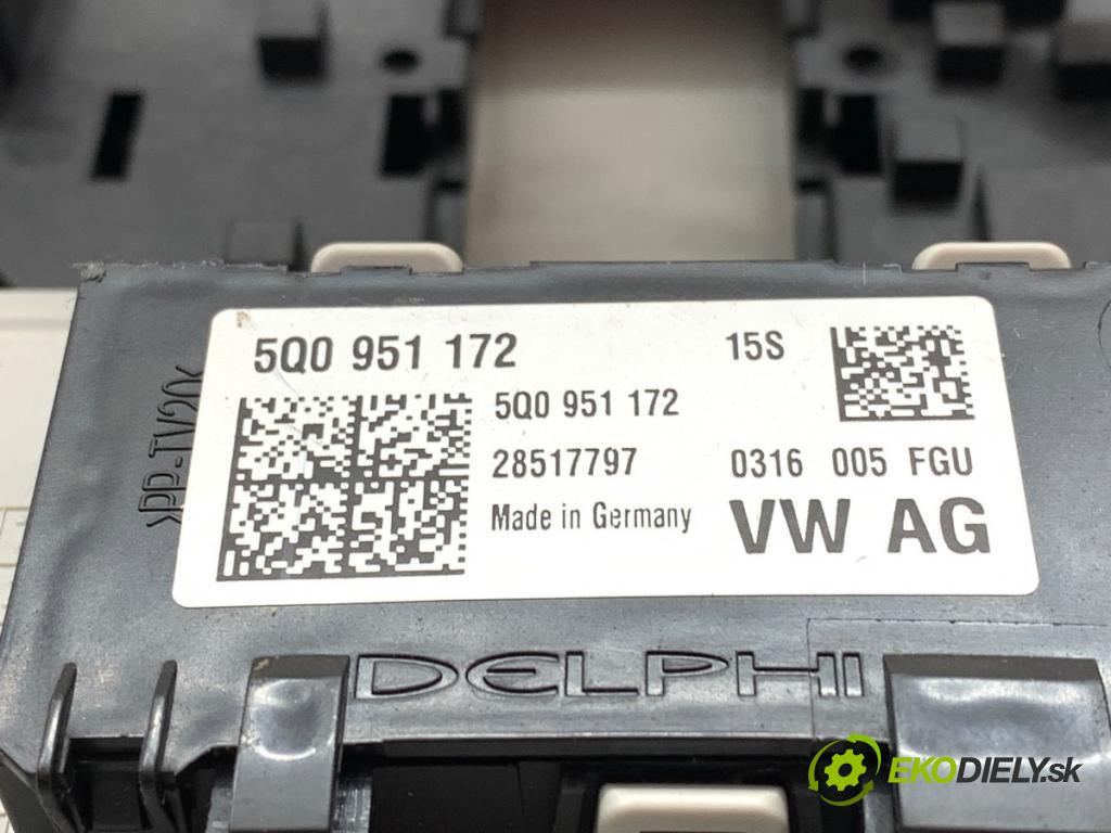 VW POLO VI liftback 2018 70 kW 1.0 TSI 999 světlo stropní 5Q0951172