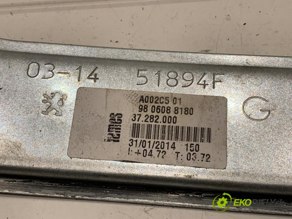 PEUGEOT 208 I liftback 2014 60 kW 1.2 VTI 82 1199 mechanismus okna levý přední část 9806088180