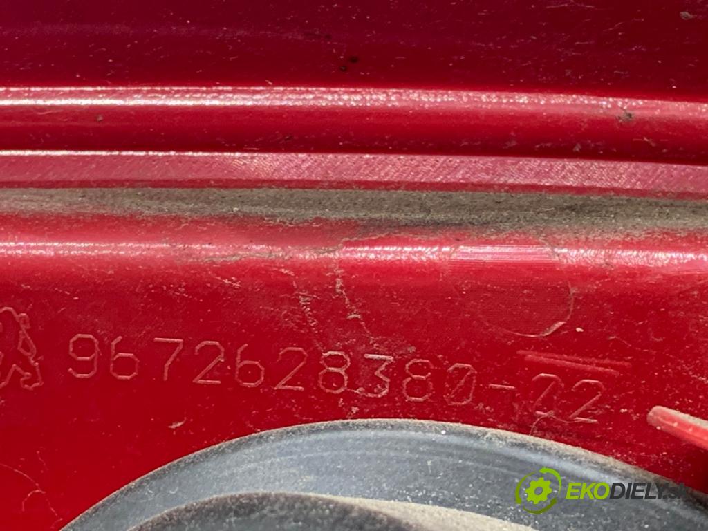 PEUGEOT 208 I liftback 2014 60 kW 1.2 VTI 82 1199 světlo pravý zadní část 9672628380