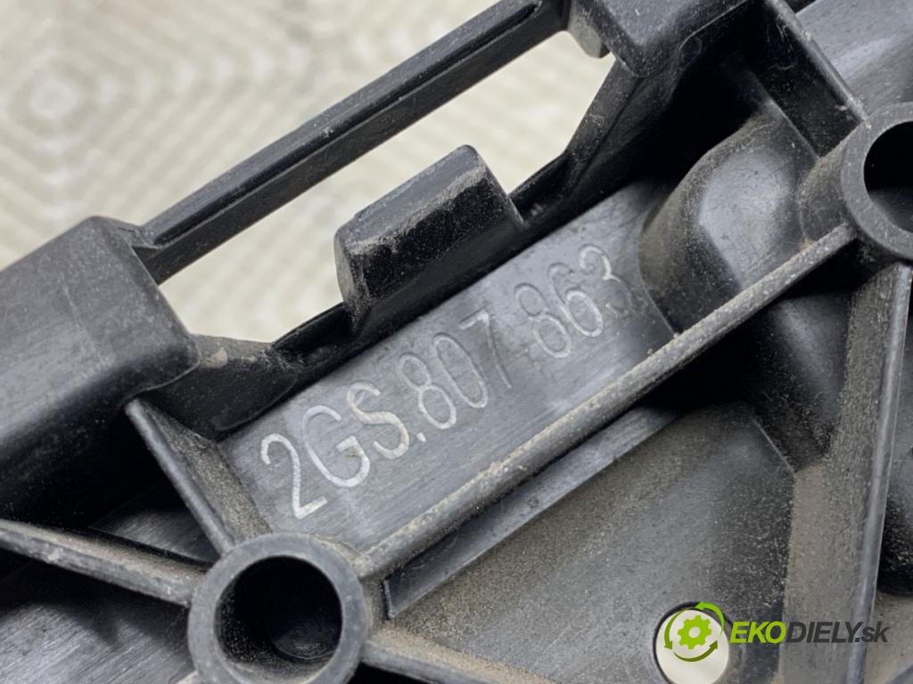 VW POLO VI liftback 2018 70 kW 1.0 TSI 999 úchyt nárazníka zadní část středový 2GS807863